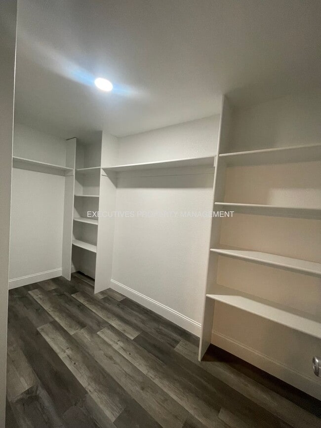 Building Photo - 1957 CA-140