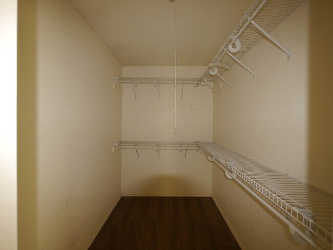 Building Photo - MOVE IN READY 3 Bedrooms 2 Bathroom with O...