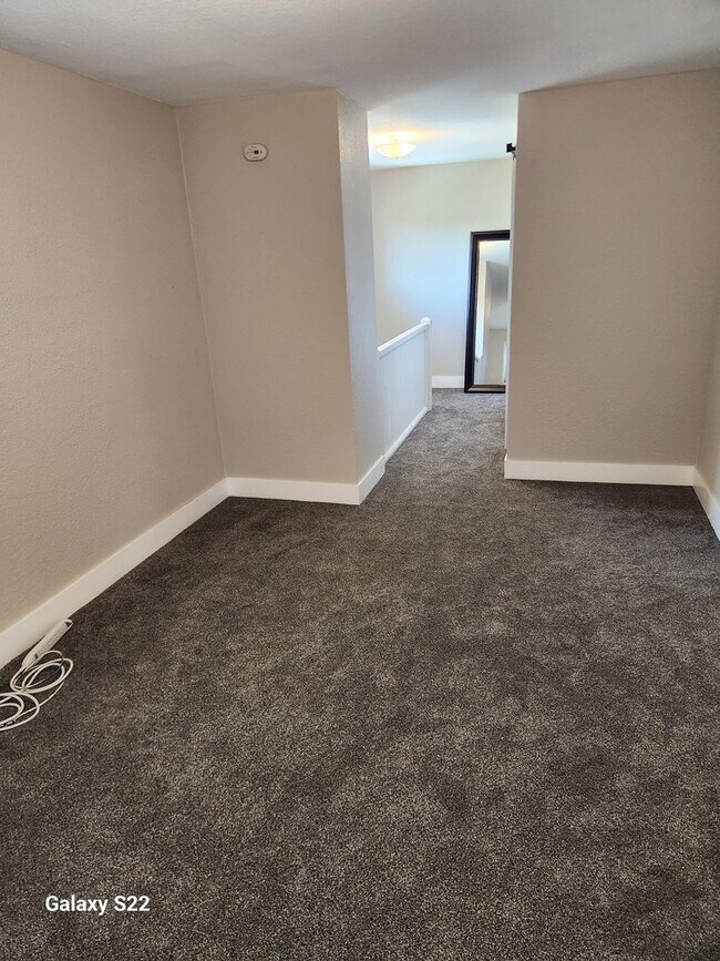 Building Photo - Beautiful home in a private country setting - Lots of light, Great Location.