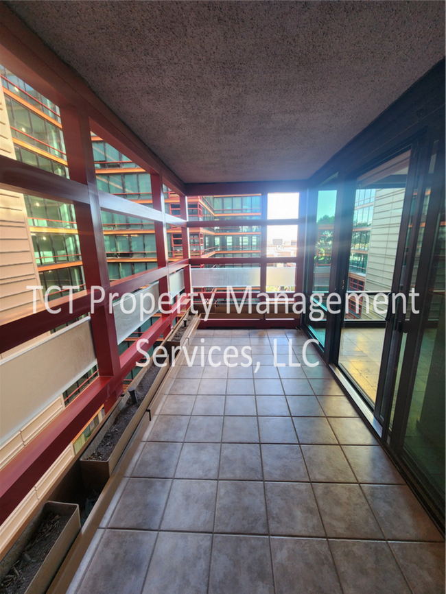 Building Photo - Stunning 1 Bedroom Condo with Rooftop Pool!