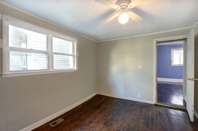 Building Photo - 4 Bedroom house---walk to Forsyth in 15 minutes