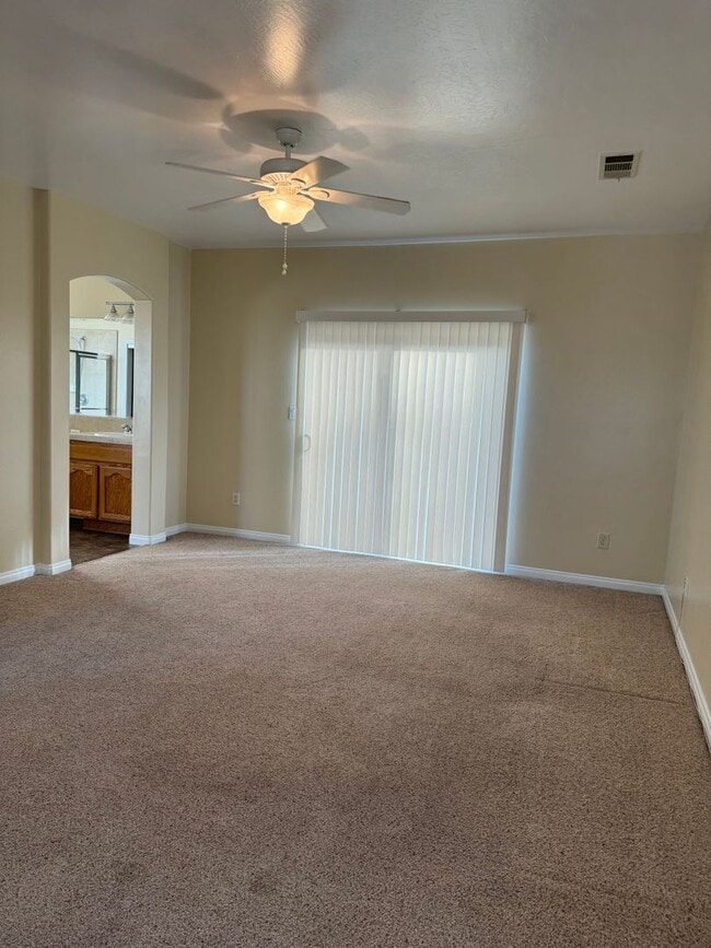 Building Photo - Spacious Stockdale Ranch Home!