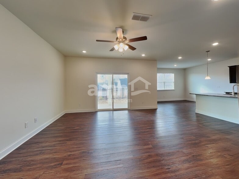 Building Photo - 885 Headland Wy