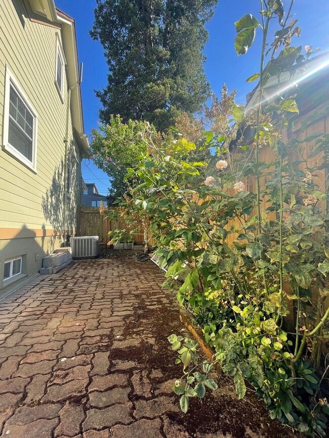 Building Photo - Stunning 3 bedroom/ 2 bath Victorian 2 sto...