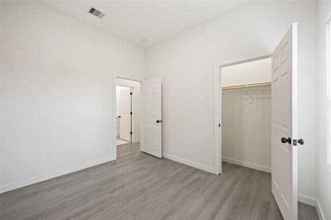 Building Photo - 330 Clearwater St