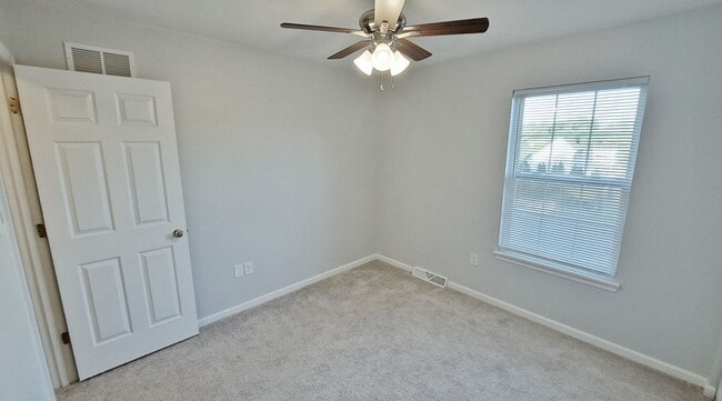 Building Photo - 3 Bed / 3 Bath Single Family Home