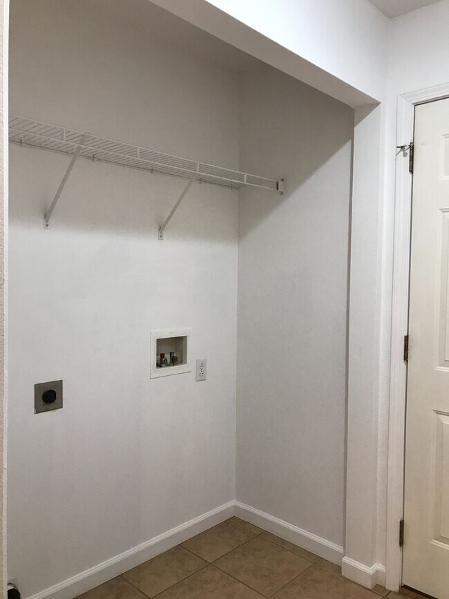 Building Photo - Wonderful 3 Bedroom 2 Bath Ranch