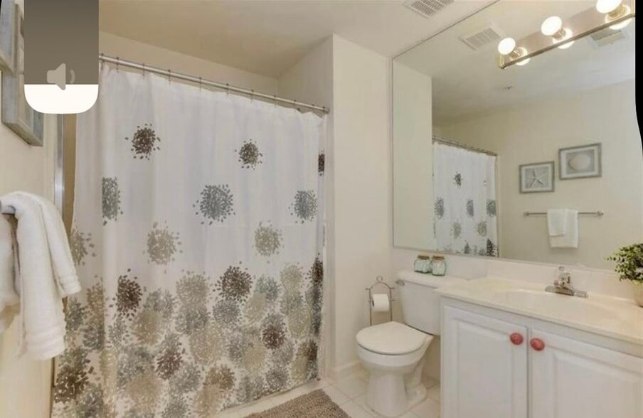 Building Photo - 900 Charnell Dr