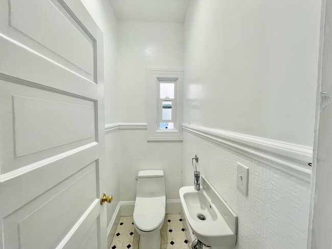 Building Photo - Wonderful Light and Bright Top Floor 2BR/1...