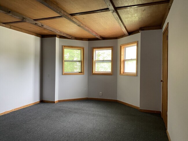 Building Photo - 333 Gardinier St