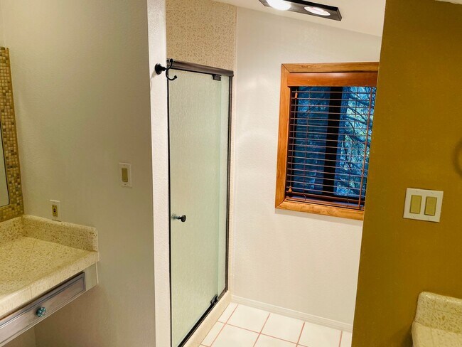 Building Photo - Village of Oak Creek