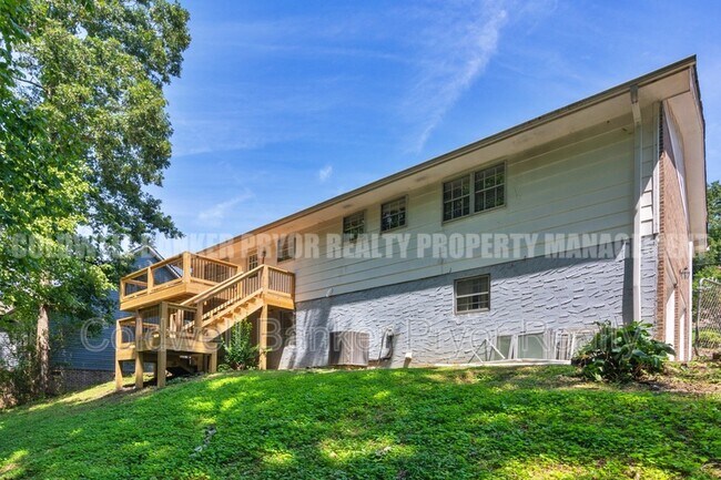 Building Photo - 313 Maple Way