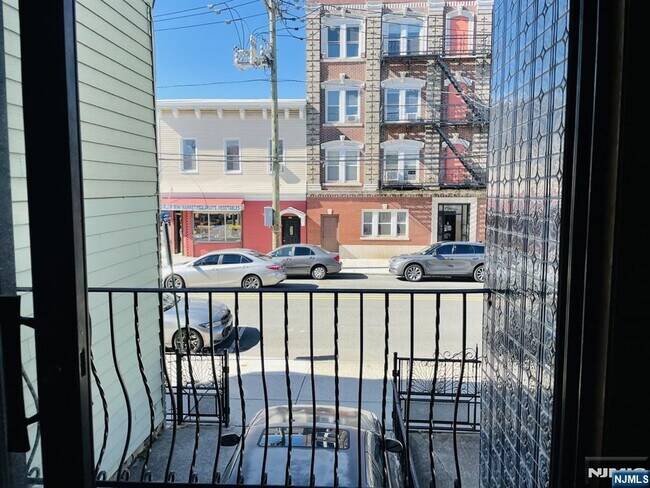 Building Photo - 303 N 3rd St