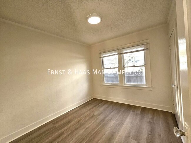 Building Photo - Lovely 1 Bedroom Apartment with Fresh Paint!