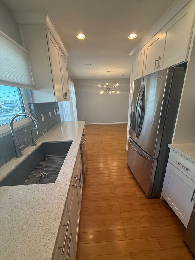 Building Photo - Turnkey End-Unit Townhome with Vaulted Ceilings & Garage