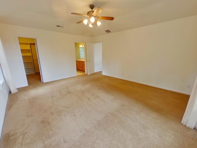 Building Photo - Large Beautiful Home in the Hills