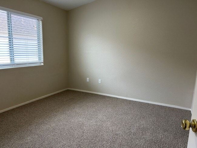 Building Photo - 2 story townhome in Mountains Edge