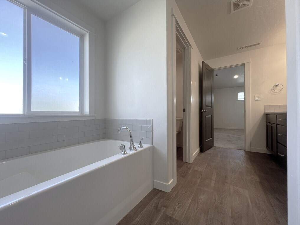Building Photo - 3315 S Cabin Creek Way