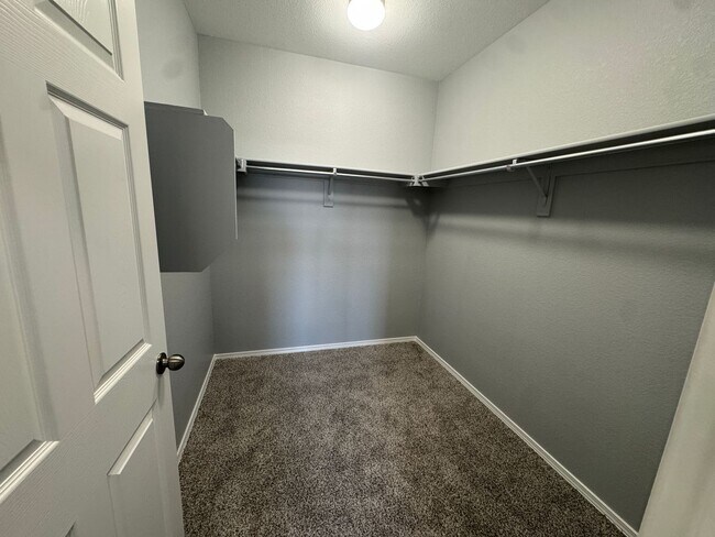 Building Photo - Move-In Ready Top-Floor Condo with New Flooring & Fresh Paint