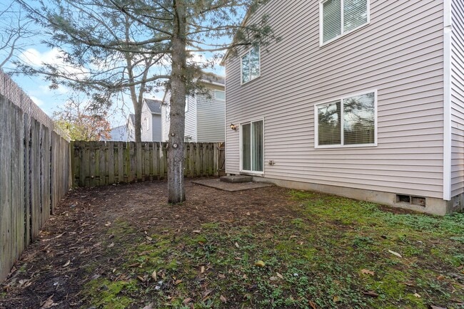 Building Photo - 4 bedroom/2.5 bathroom available in SE Portland