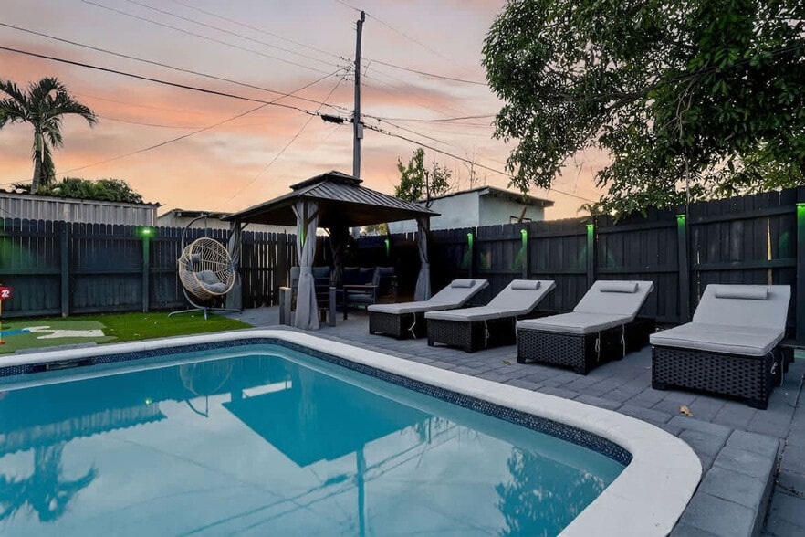 Building Photo - 6660 Custer St