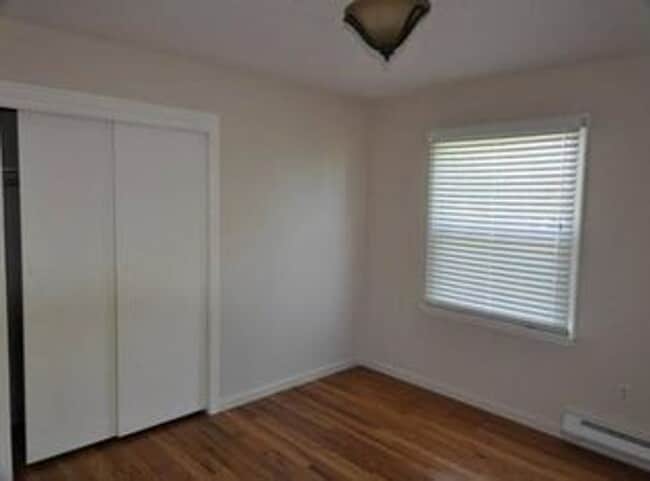 Building Photo - Great updated 2 bed 1 bath, 2 car garage