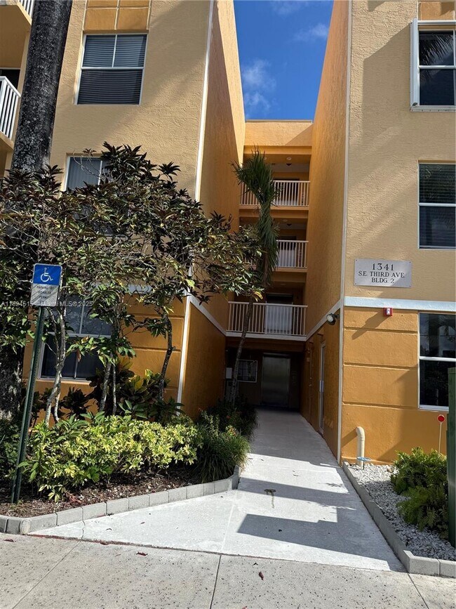 Building Photo - 1341 SE 3rd Ave