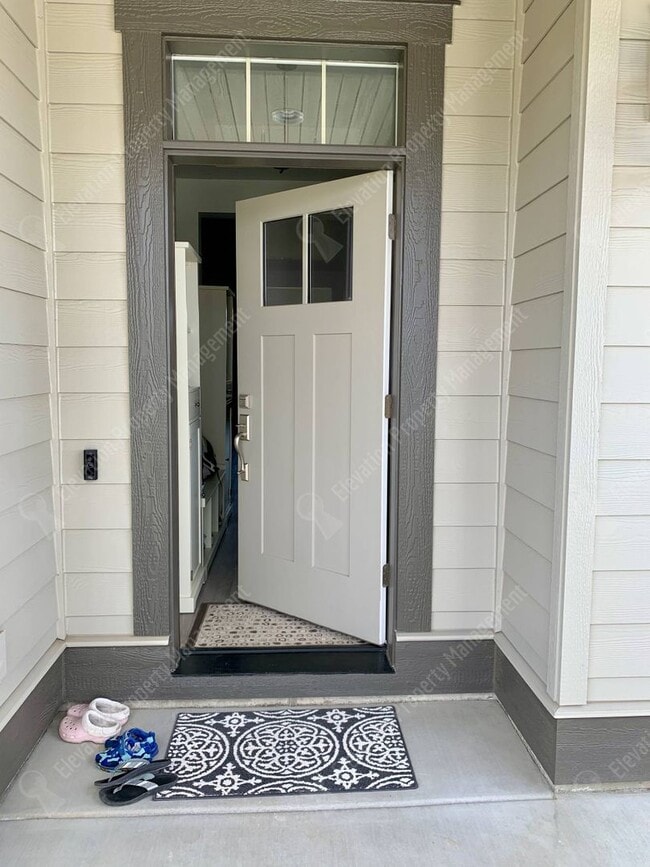 Building Photo - Beautiful 3 BR single-level UNFURNISHED home in SW Redmond!