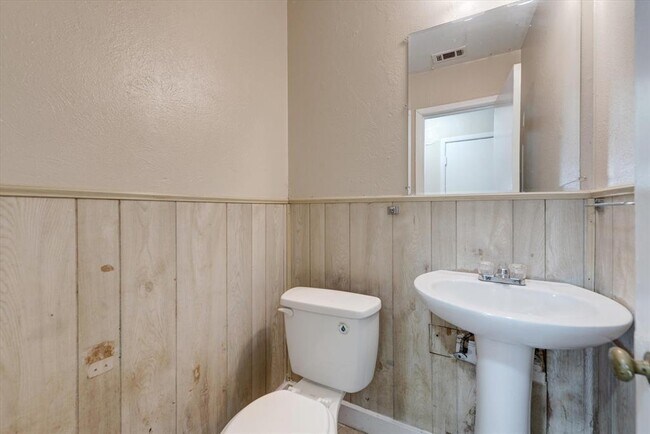 Building Photo - 1400 Wynn Terrace