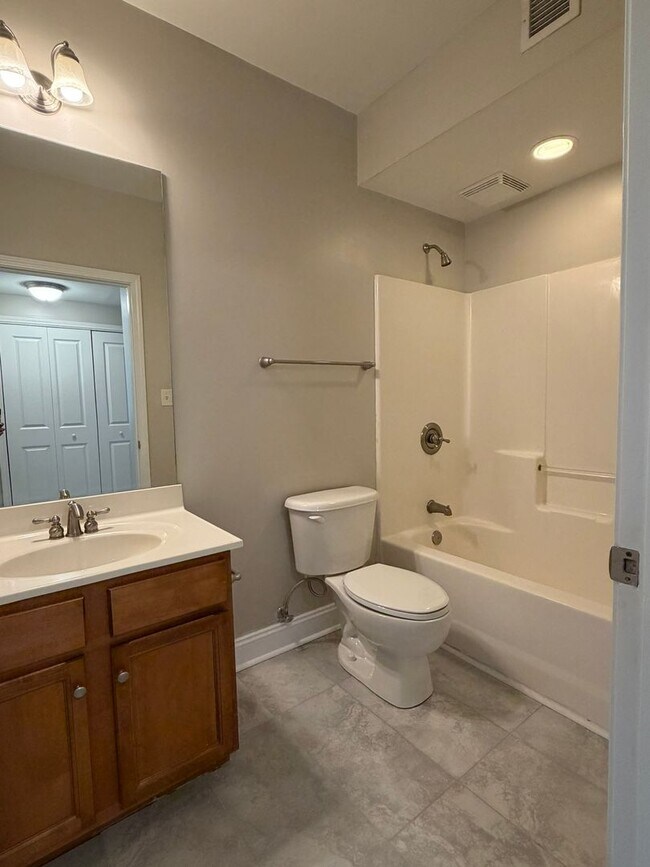 Building Photo - **Stunning Waterfront Condo in Downtown Knoxville**  2 Bedroom, 2 bath Fully renovated! Available...