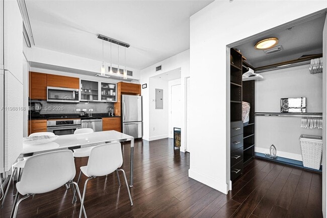 Building Photo - 3451 NE 1st Ave