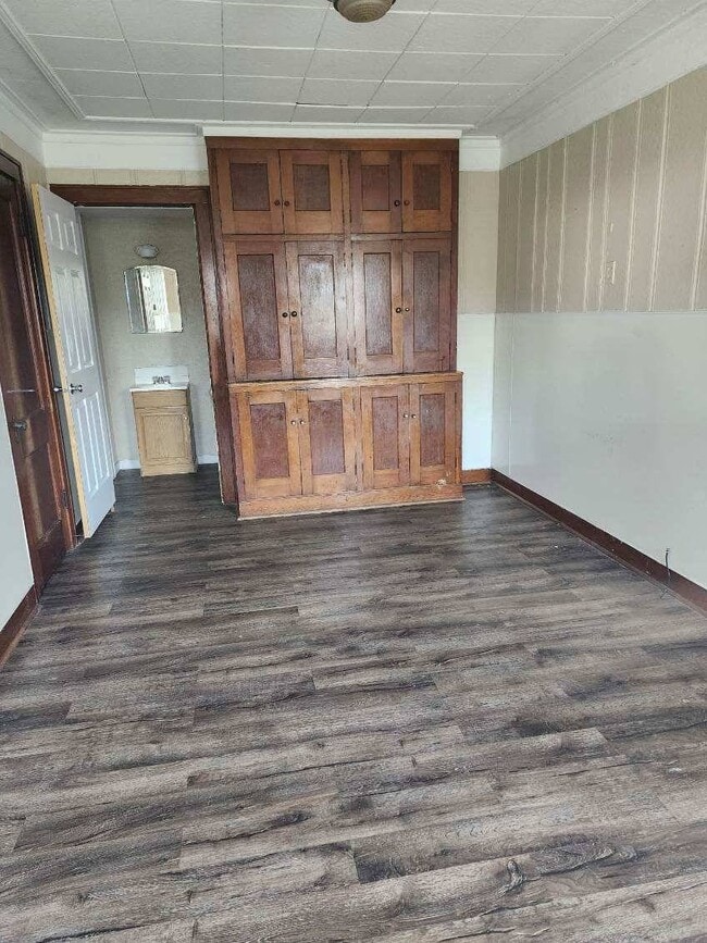 Building Photo - 804 Main Ave W