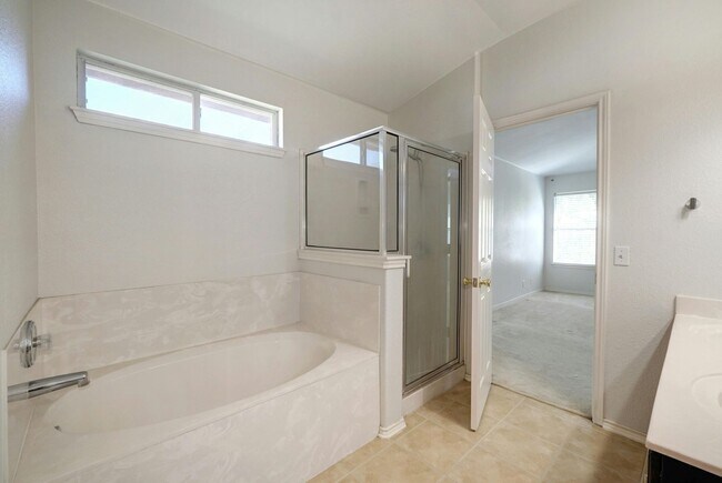 Building Photo - Spacious 4-Bedroom Gem with Office in Desi...