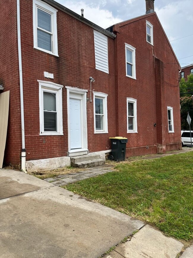 Building Photo - Beautiful 3-bedroom, 1.5-bathroom home in the heart of Lancaster!