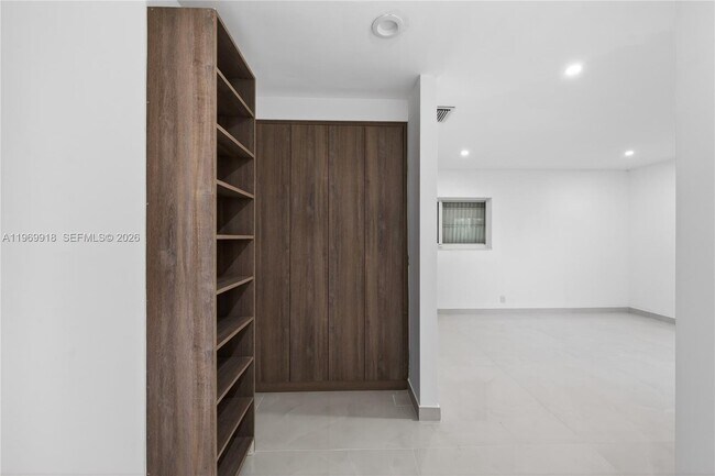 Building Photo - 1101 S Shore Dr