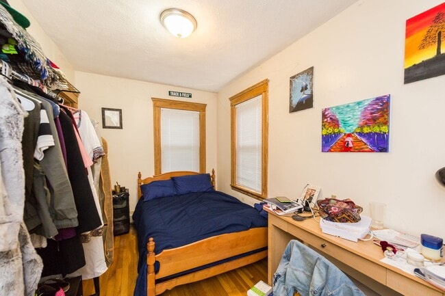 Building Photo - 6 bed in Mission Hill