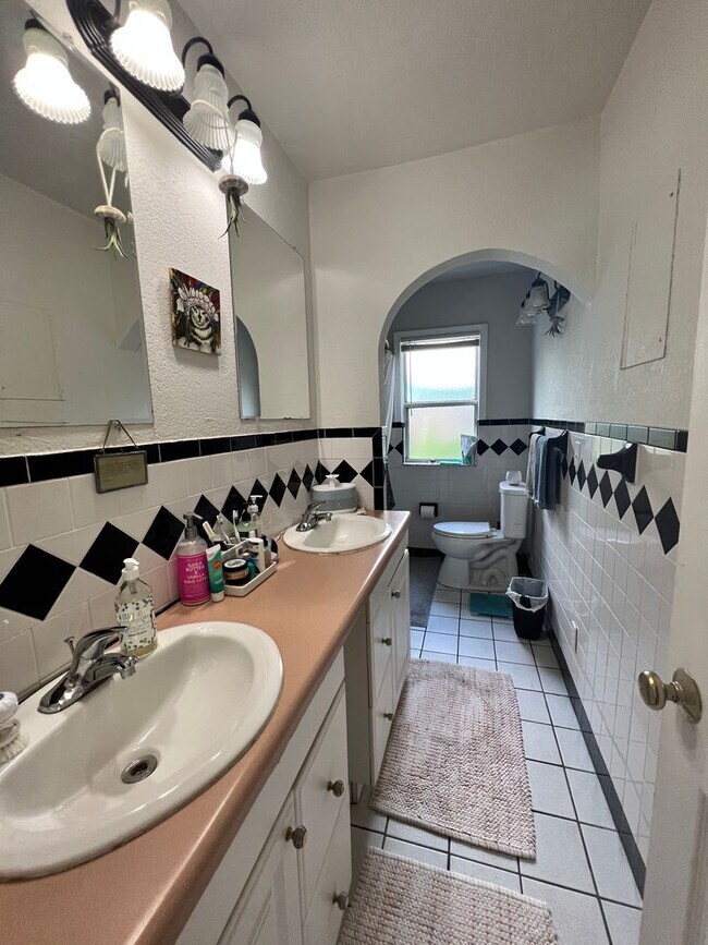 Building Photo - Gulfport charm 3/1 1 car garage