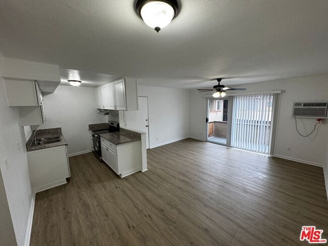 Building Photo - 13562 Vanowen St