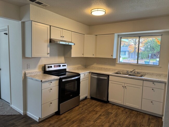 Building Photo - 4 bed 2 bath in Merced available now