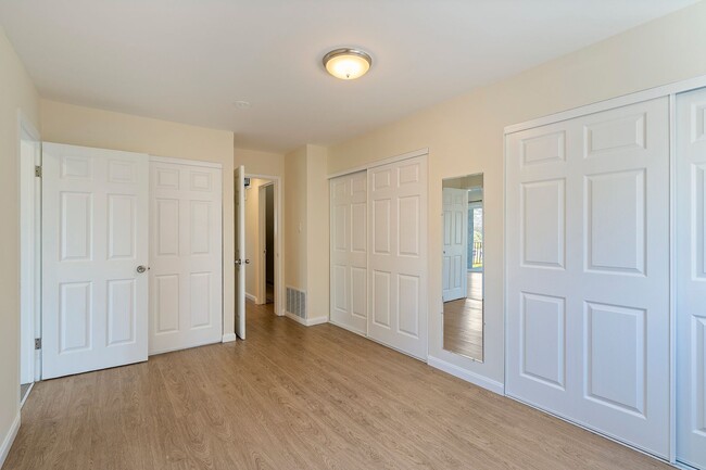 Building Photo - 5306 Bayview Ave