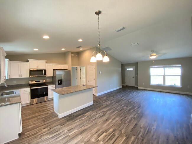 Building Photo - Custom Home - Desirable SE Ocala Neighborh...