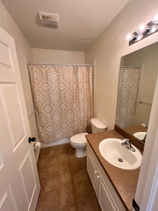 Building Photo - Annual Unfurnished Rental – 3 Bed, 2 Bath Condo in Gated Community!