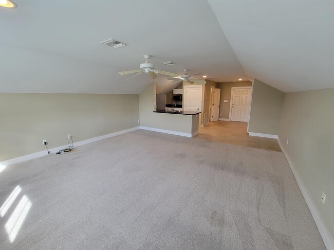 Building Photo - 3060 Dickinson Dr