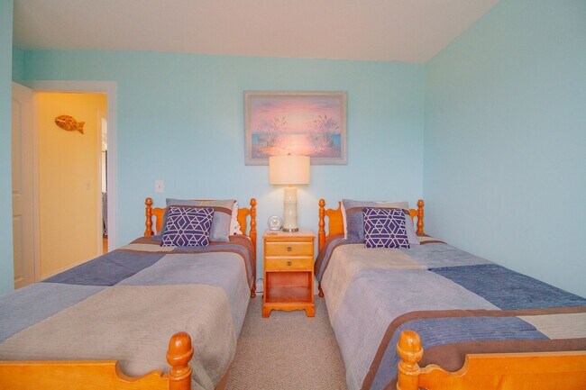 Building Photo - OCEANFRONT OFF-SEASON MONTH RENTAL READY FOR YOUR FALL ESCAPE