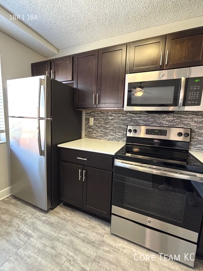 Building Photo - Amenity Rich 1 bedroom in West Plaza!