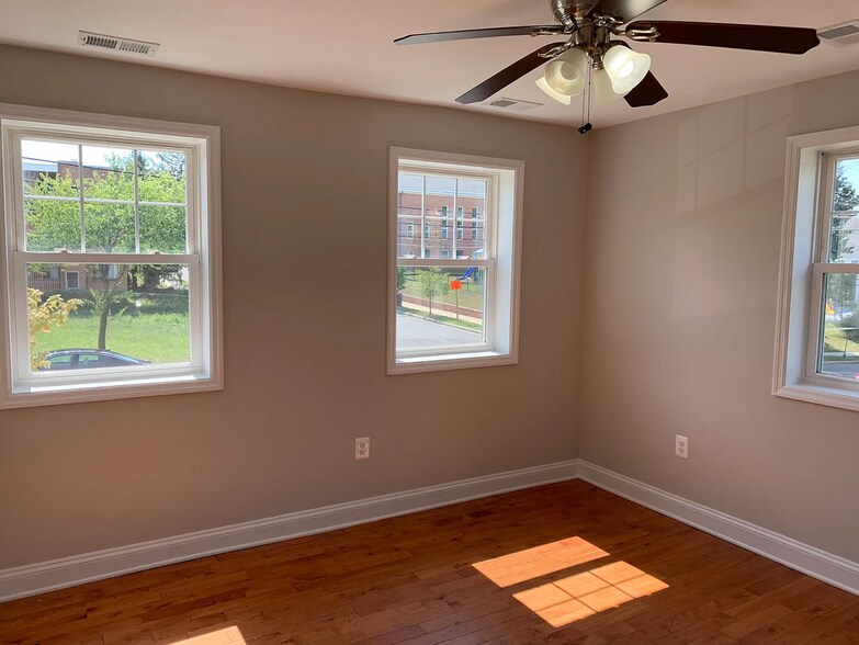 Building Photo - 3878 9th St SE