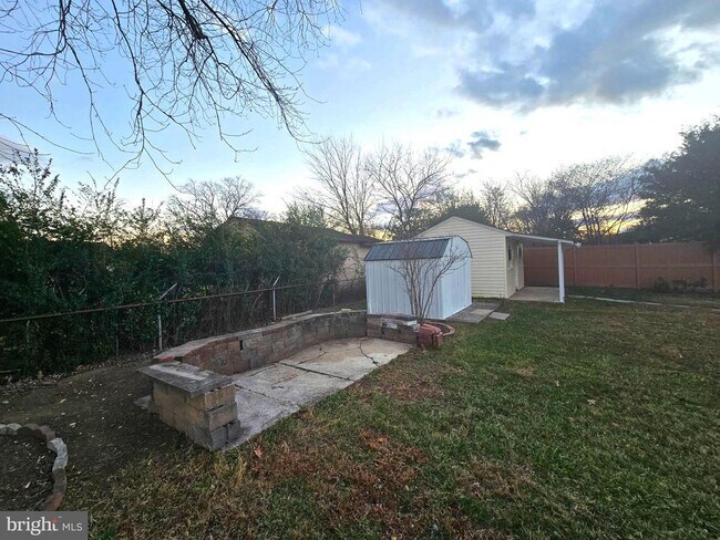 Building Photo - 4813 Lawrence St