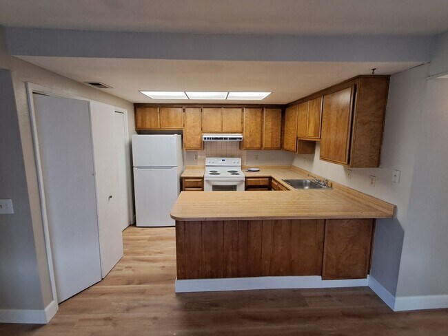 Building Photo - Roseville 2 Bedroom Duplex, New Carpet, Central Heat and Air, Large Fenced Yard