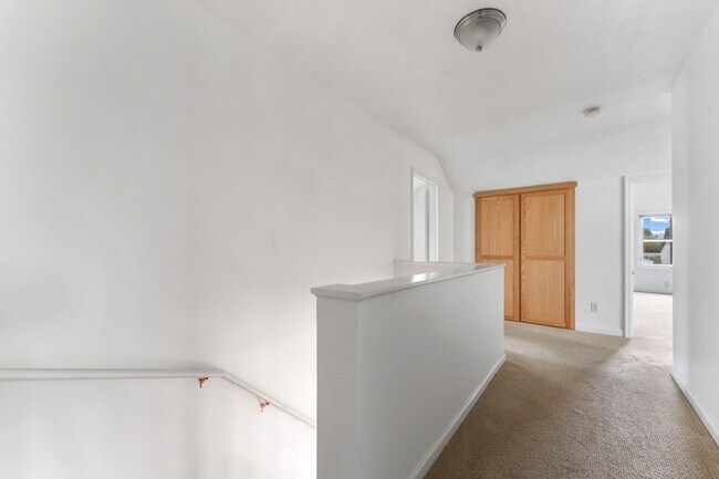 Building Photo - Spacious 6 Bed 2 Bath Home- N Portland Charmer!