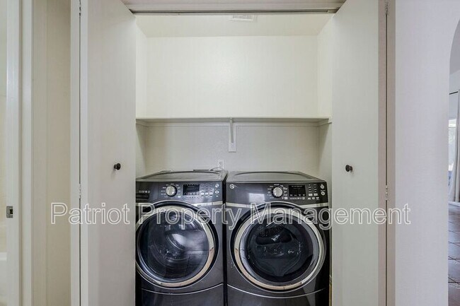 Building Photo - 2530 E Camellia Dr